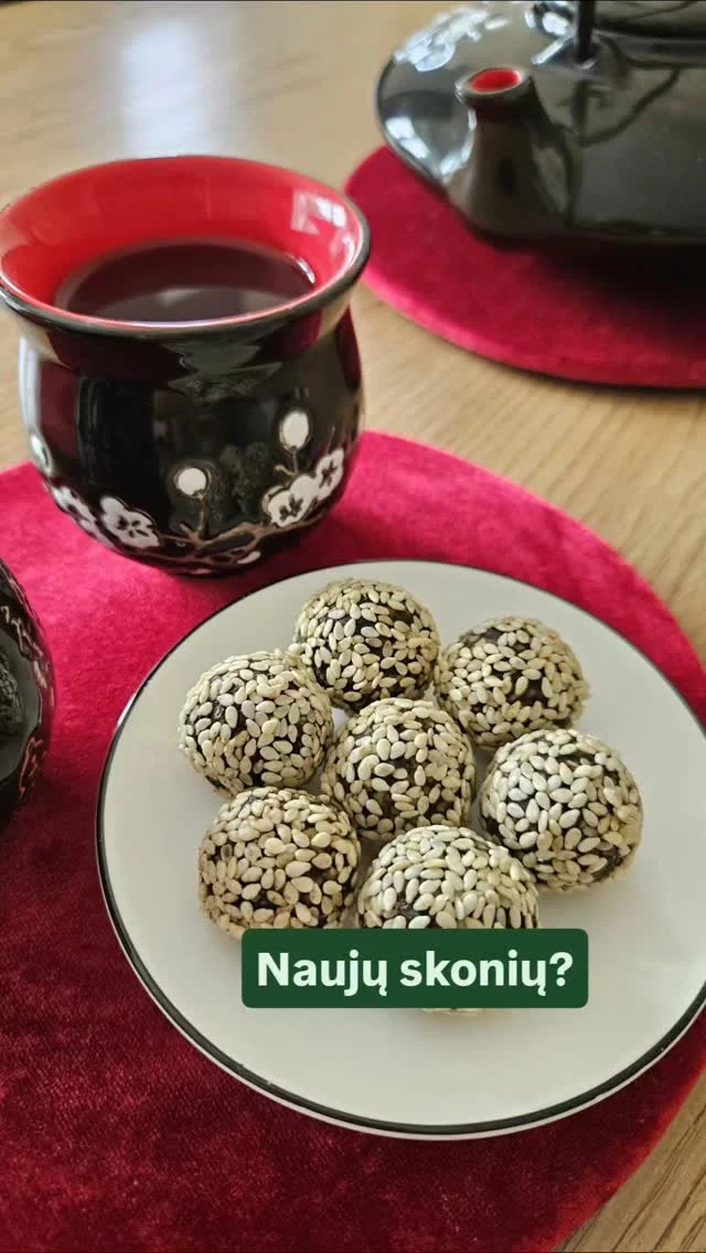 Naujų skonių? Prašom! 💁‍♀️

Pavasarį dalinomės istorijos pradžia: 
 "Jūsų sotukai labai tiktų Yugen Tea arbatos bare-studijoje vykstančioms degustacijoms," - ne vieną kartą girdėjome patarimą iš sotukų gerbėjų Vilniuje. 

O sulaukę kvietimo bendradarbiauti partnerių pageidavimu sukūrėme ir tik jiems gaminame sotukus su skrudinta japoniška žaliąja Hojicha arbata. 🍵

Šių sotukų paragauti galite užsukę į @yugen_tea_vilnius arbatos barą-studiją Vilniuje, Užupyje, Jono Meko skersgatvyje. 

Mūsų draugai laukia jūsų svečiuose!🍵

#natūralu #sveikataipalanku #arbata #užupis #sotukai