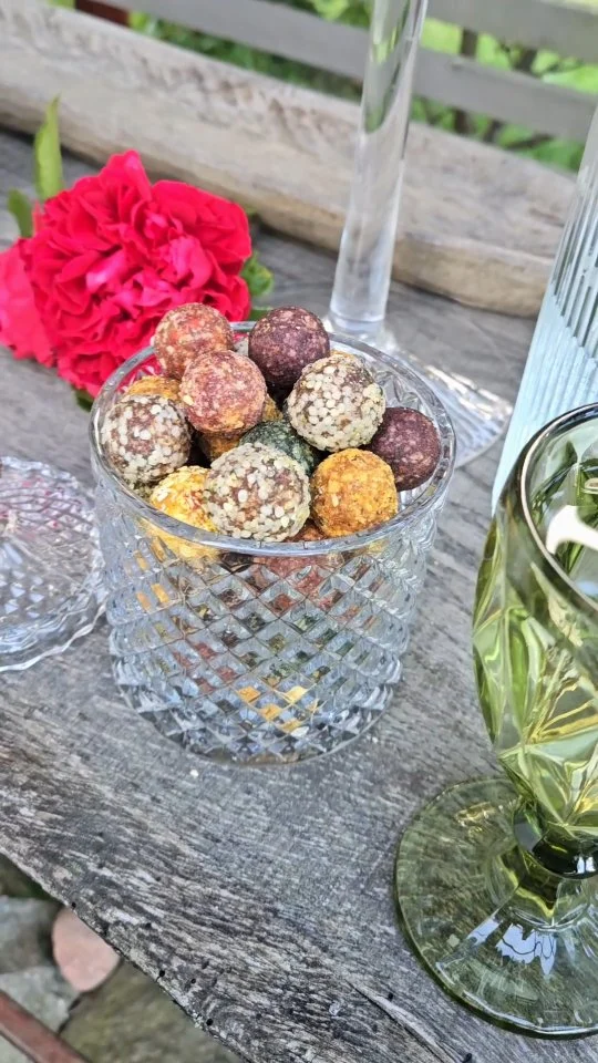 MĖGAUKITĖS VASARA, O DRAUGIŠKU SALDUMU PASIRŪPINSIME MES!!

Atrinkome 24 maistingus augalinius produktus, sukūrėme 9 skonių sotukus ir Jums kasdien gaminame šeimos gamyklėlėje Kelmėje.

Sotukai – sveikatai palankus saldumas, be pridėtinio cukraus, be glitimo, gausus skaidulomis, natūraliais vitaminais ir mineralais. 
Dietologai tvirtina – naudinga, klientai tvirtina – skanu, gal jau metas ir Jums pasirūpinti savimi skaniai?

Užsisakyti galite www.sotukai.lt , o jei reikia „čia ir dabar“ kviečiame apsilankyti mūsų partnerių fizinėse parduotuvėse: www.sotukai.lt/pages/pardavimo-vietos.

Dėkojame @polomma  už tokį šiltą žvilgsnį į mūsų sotukus!

#sveikataipalanku #pagamintakelmeje #vegan #augalinemityba